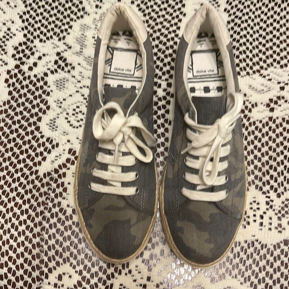 NWT Dolce Vita size 8 camo espadrilles sneaker